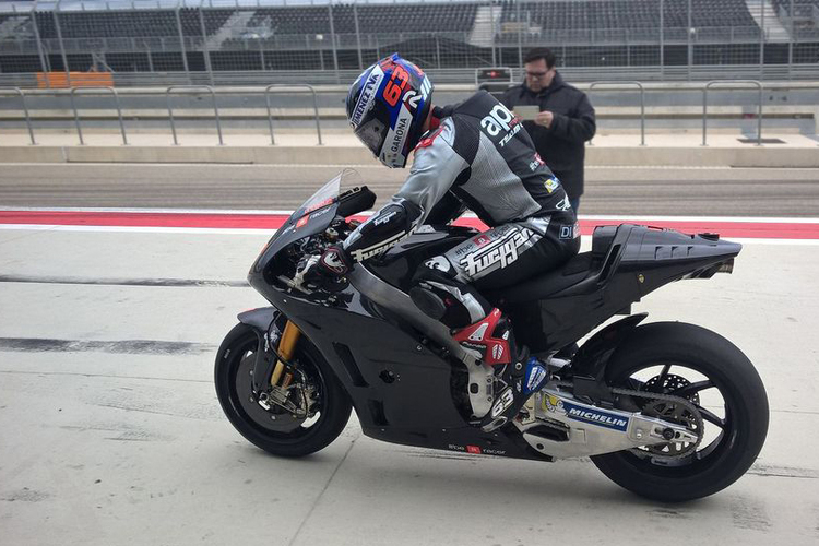 Aprilia-Testfahrer Mike di Meglio mit dem Prototyp der Aprilia RS-GP 16 in Aragón