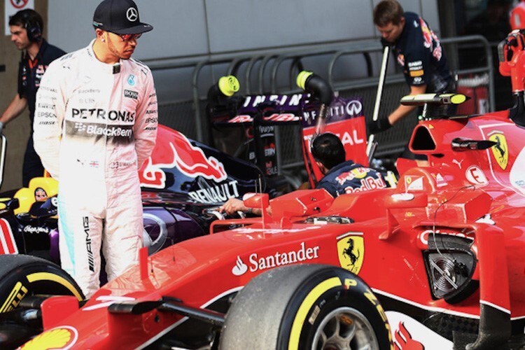 Lewis Hamilton und ein langer Blick auf den Ferrari