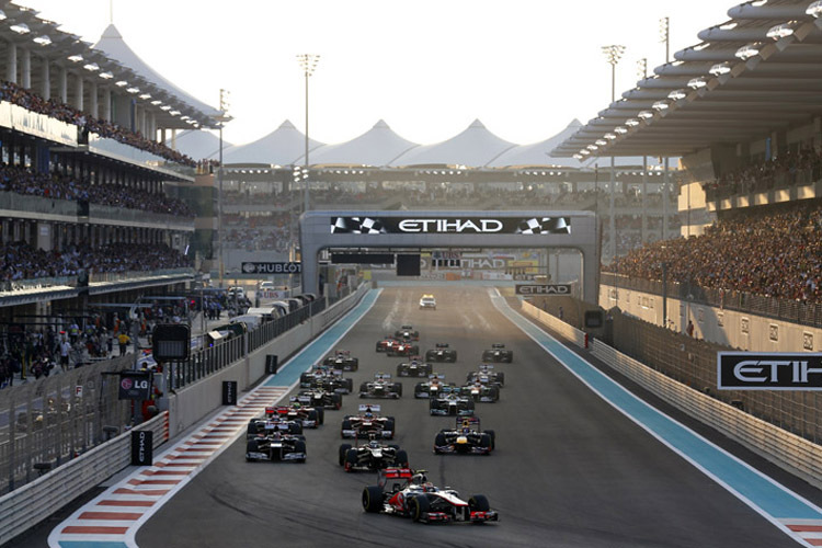 Der Start in Abu Dhabi, Hamilton geht in Führung