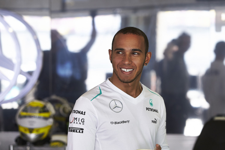 Lewis Hamilton strahlt