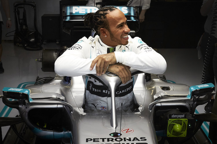 Lewis Hamilton tauscht sein F1-Cockpit gegen ein MotoGP-Bike
