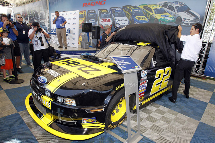 Joey Logano enthüllt den Hertz Penske GT