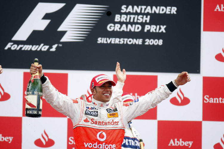 Lewis Hamilton bejubelt seinen Sieg in Silverstone 2008