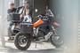 KTM 890 Adventure R: Lange Federwege, massiver Motor- und Tankschutz