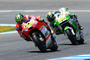 Cal Crutchlow (35) vor Alvaro Bautista (19)