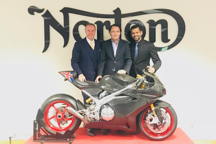 Norton-Besitzer Stuart Garner, Norton-Vertriebmanager Andreas Leuthe, Ajinkya Firodia, Geschäftsführer von Kinetic 