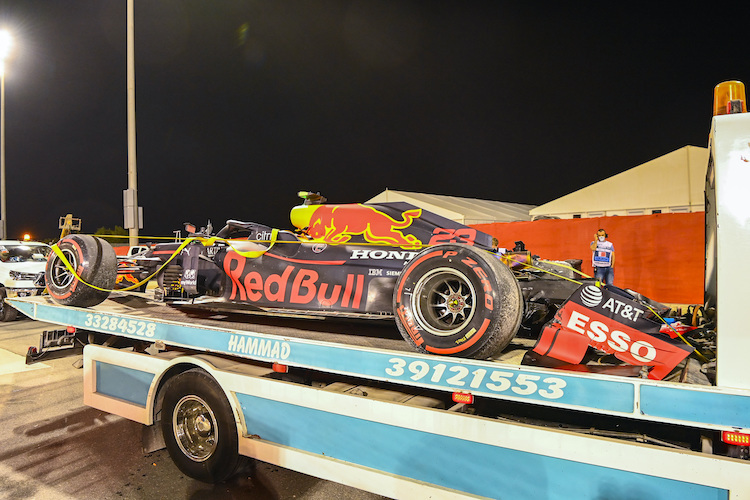  Alex Albons Red Bull Racing-Renner wurde beim Crash stark beschädigt