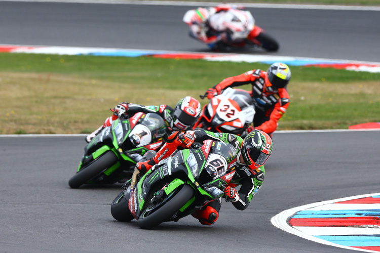 Tom Sykes vor Jonathan Rea und Lorenzo Savadori