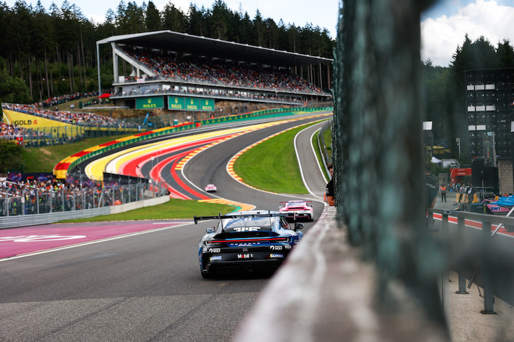 Ein Huber Racing Porsche 911 GT3 Cup fliegt beim Porsche Mobil 1 Supercup in Richtung Eau Rouge