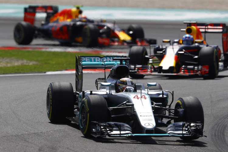 Lewis Hamilton vor Ricciardo und Verstappen