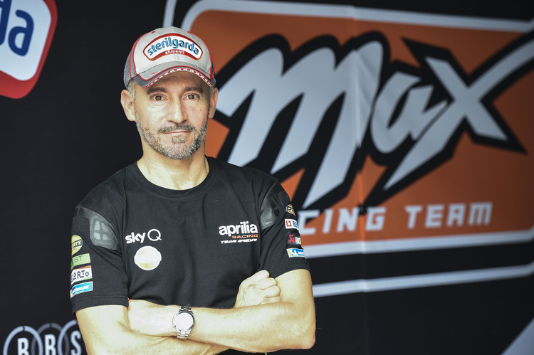 In der Moto3 führt er das Max Racing Team (Husqvarna)