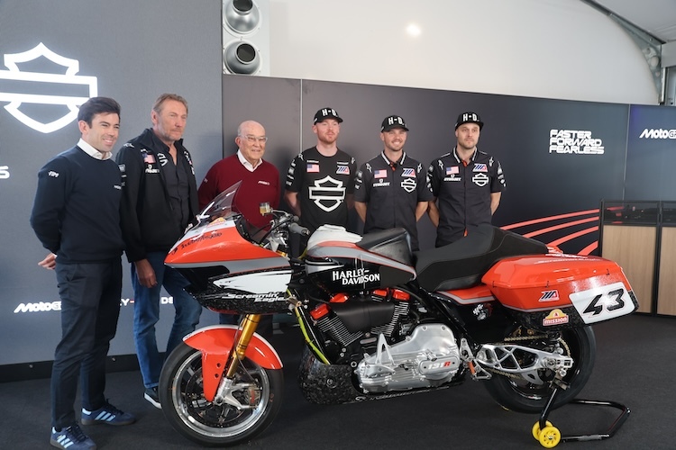 Schulterschluss: Neben Carlos Ezpeleta, Harley-Präsident Zeitz, Dorna-CEO Carmelo Ezpeleta Bagger-Werksfahrer Bradley Smith (von links)