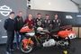 Schulterschluss: Neben Carlos Ezpeleta, Harley-Präsident Zeitz, Dorna-CEO Carmelo Ezpeleta Bagger-Werksfahrer Bradley Smith (von links)