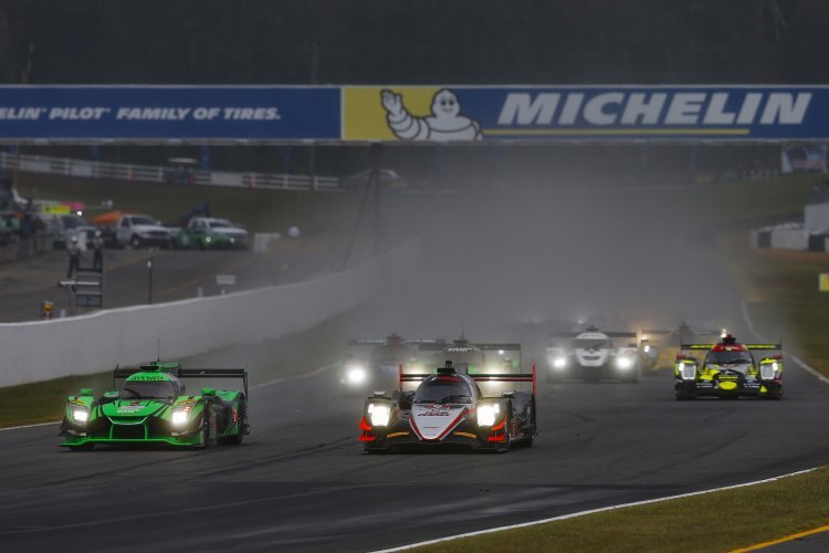 Start frei: Beim Petit Le Mans kämpfen DPi (links der Nissan) und LMP2 (rechts ein Oreca) letztmals gemeinsam um den Gesamtsieg