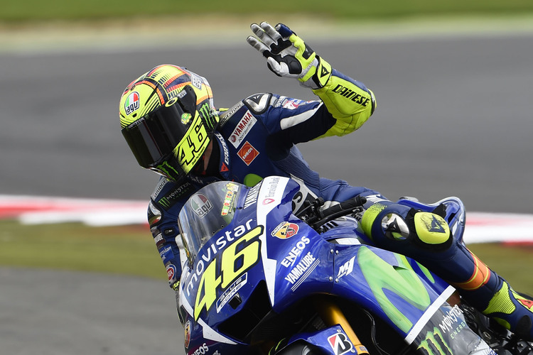 Valentino Rossi winkt in der Auslaufrunde den Fans