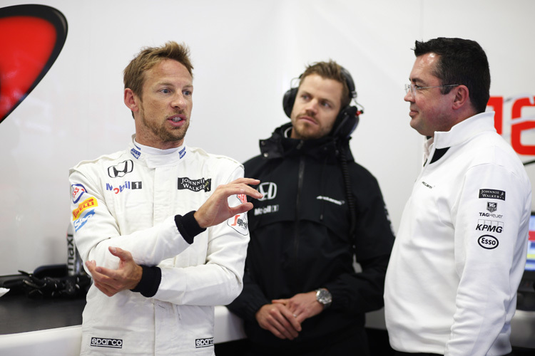 Jenson Button erklärt Eric Boullier (rechts) das Fahrverhalten seines Autos