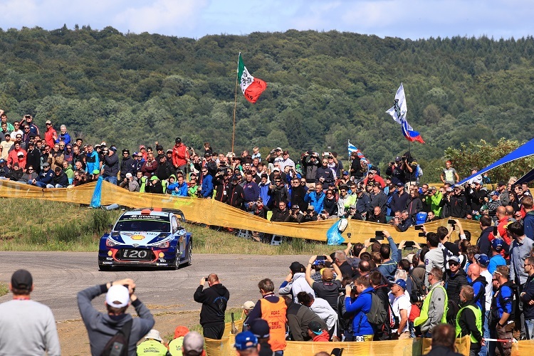 Fans aus vielen Nationen bei der Rallye Deutschland