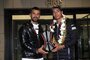 Kenan Sofuoglu und Toprak Razgatlioglu posieren in Instanbul mit der Superbike-Trophäe