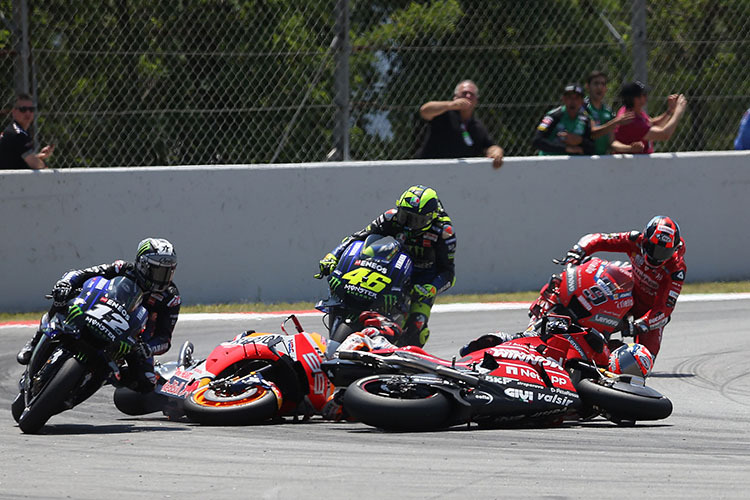 Die ominöse Kurve 10: Viñales wird vom Lorenzo-Bike getroffen, Jorge und Dovi schon am Boden, Rossi im Anmarsch