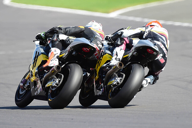 Harte Bandagen in Silverstone: Mika Kallio (rechts) gegen seinen Kalex-Kollegen Tito Rabat