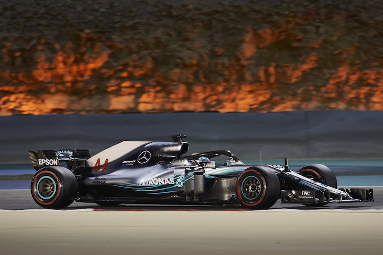 Lewis Hamilton muss in Bahrain eine Aufholjagd starten