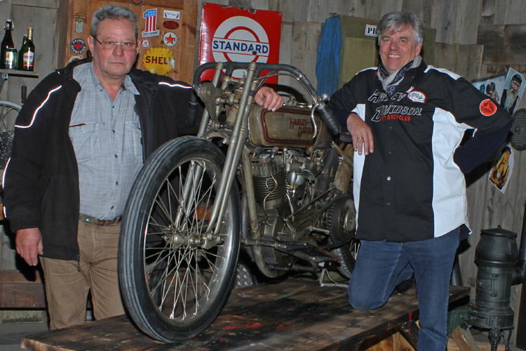 Museumspräsident Hermann Layher (re.) und Thomas Gärtner (Harley-Davidson Rhein-Neckar)