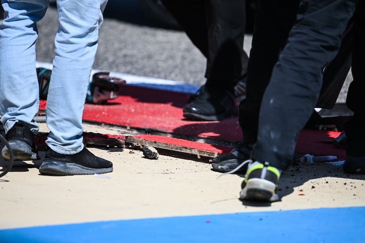 Ärger mit der Strecke: In Bahrain mussten die GP-Stars gleich zwei Mal eine Zwangspause einlegen, weil sich ein Abflussgitter gelöst hatte