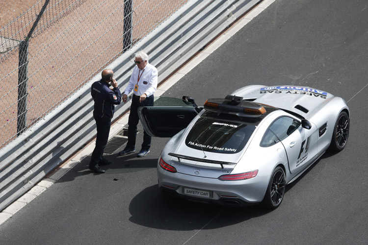 Der FIA-Sicherheitsdelegierte Charlie Whiting sah sich den offenen Abfluss gleich nach dem Zwischenfall mit Nico Rosberg und Jenson Button genauer an