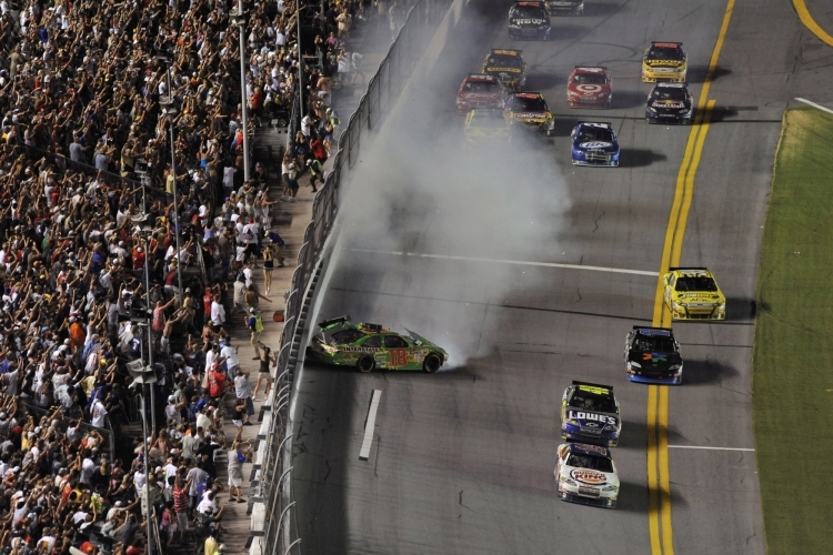 Während Kyle Busch sich dreht gewinnt Stewart