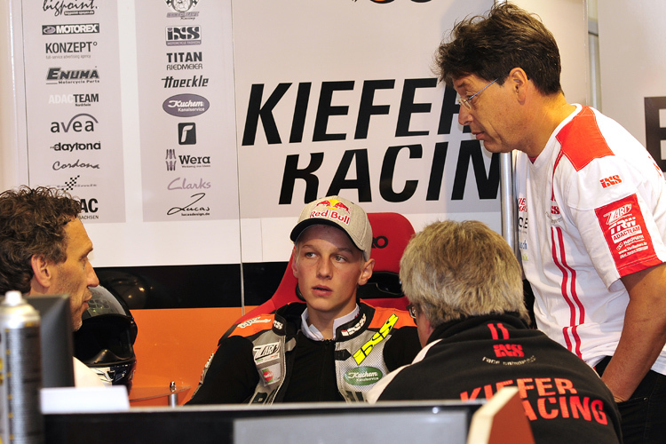 Ratlosigkeit: Florian Alt sowie Jochen und Stefan Kiefer in Silverstone