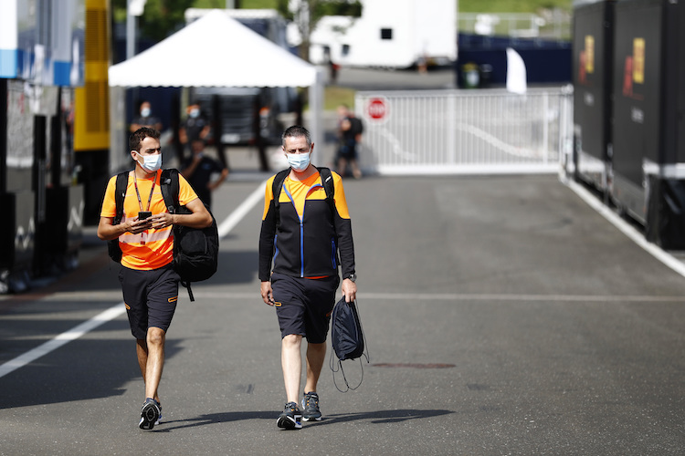 Zwei McLaren-Mechaniker im fast leeren Fahrerlager