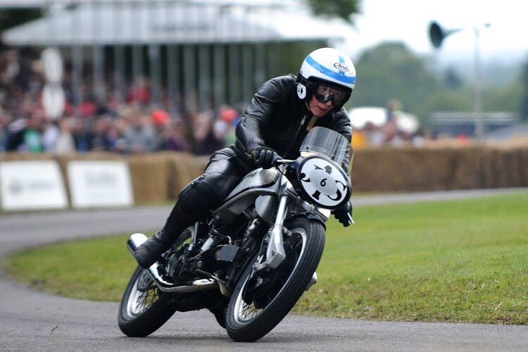 John Surtees bei einer Veranstaltung für historische Rennmotorräder