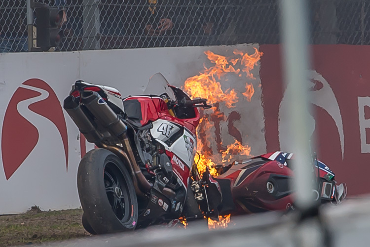 Die brennende Honda von Dan Linfoot verkeilt mit der Ducati von Tommy Bridewell