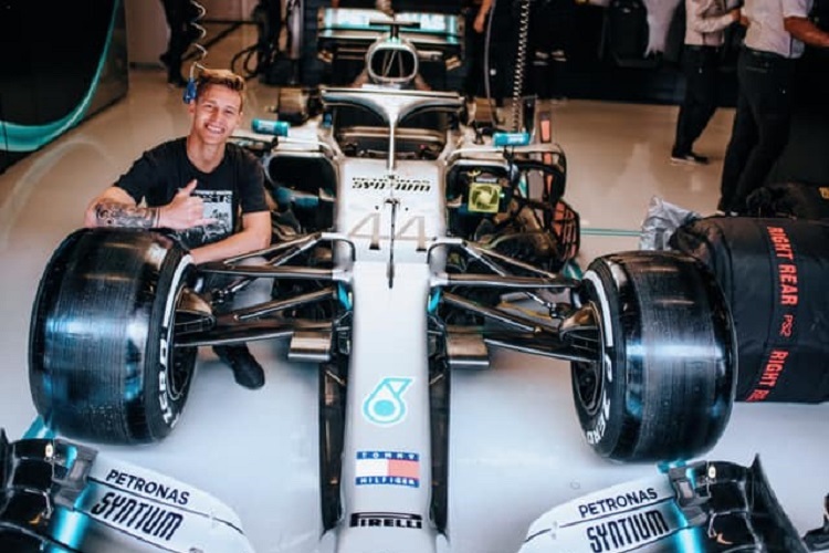 Fabio Quartararo posiert mit dem Mercedes von Hamilton
