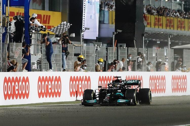 Zielflagge für Lewis Hamilton