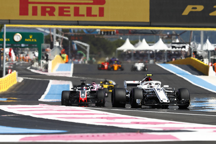 Charles Leclerc vor Romain Grosjean in Le Castellet