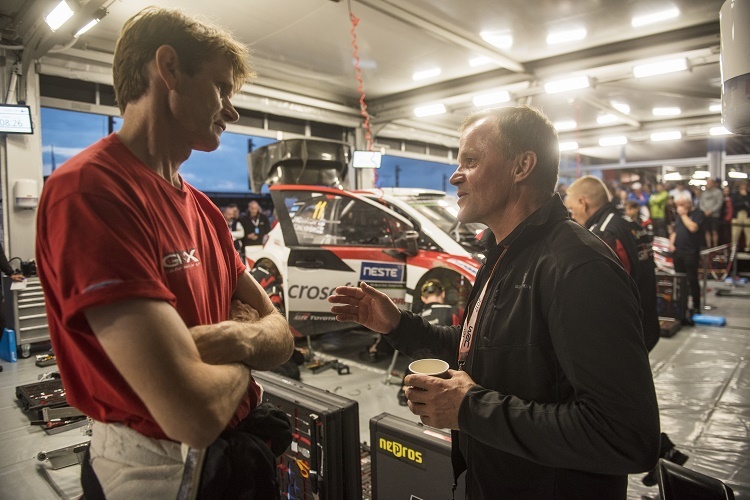 Marcus Grönholm (l.) war sich mit Toyota-Temachef Tommi8 Mäkinen schnell einig