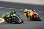Pol Espargaro (44) im Zweikampf mit seinem Bruder Aleix