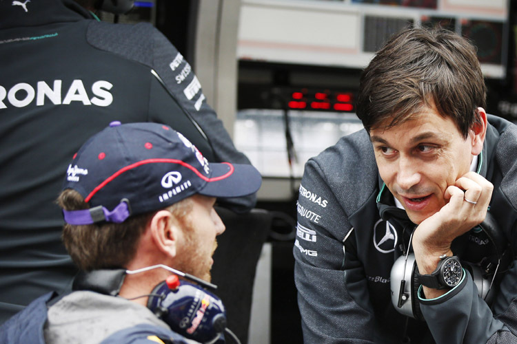 Mercedes-Motorsport-Direktor Toto Wolff im Gespräch mit Red Bull Racing-Teamchef Christian Horner
