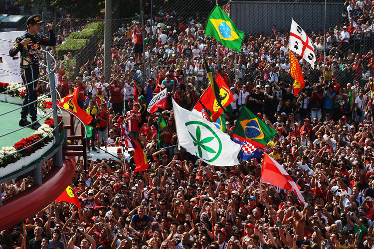 Sebastian Vettel nach auf dem Monza-Siegerpodest 2011