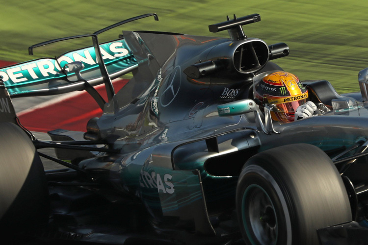 Lewis Hamilton an Tag 1: Neue Motorhaube mit Kamin und einteiligem T-Flügel