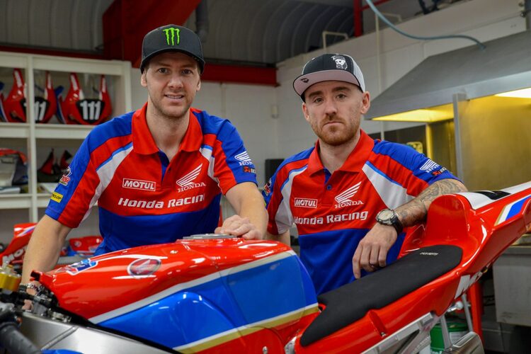 Ian Hutchinson (li.) mit seinem Honda-Teamkollehen Lee Johnston