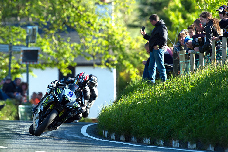 TT 2015: Dritter Sieg im vierten Rennen für Ian Hutchinson