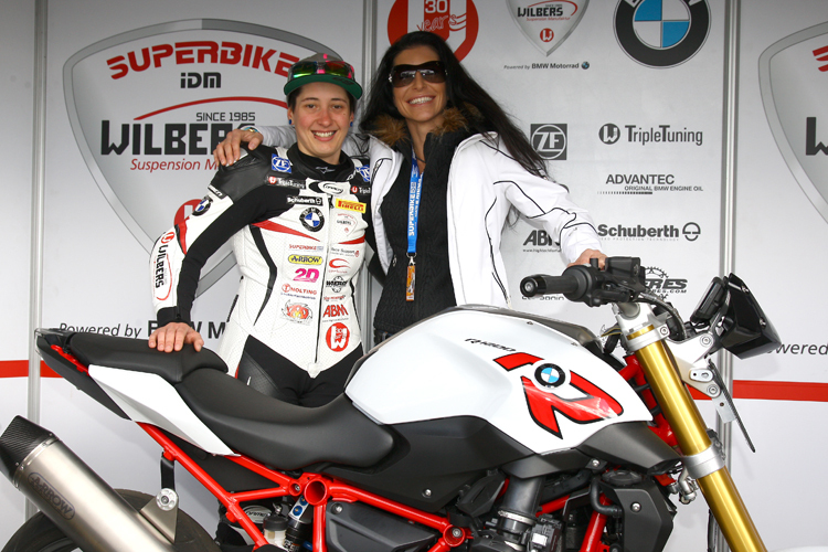 Sandra Stammova (re.) mit BMW-Superstock-Pilotin Lucy Glöckner