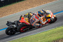 Auch ein harter Fight: Marc Márquez geht innen an Marini vorbei