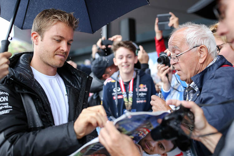 Auch Mercedes-Star Nico Rosberg nahm sich Zeit für die Fans