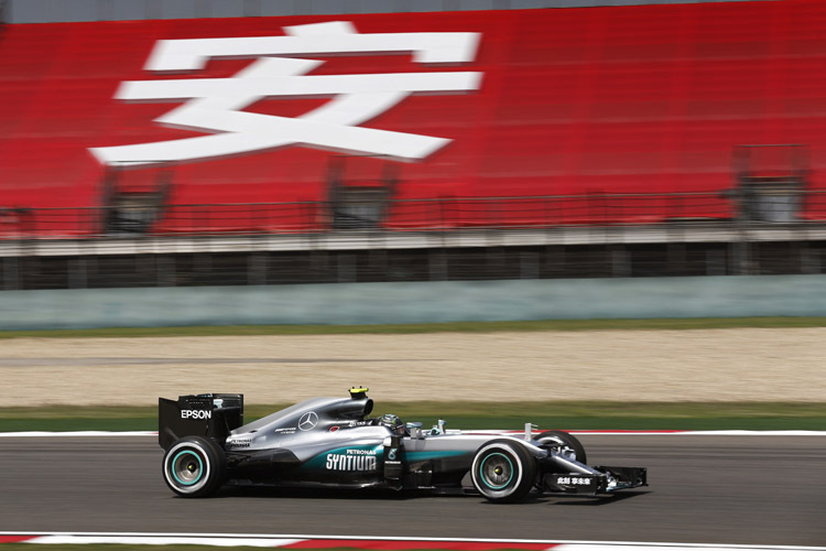Nico Rosberg wurde am Ende des ersten freien Trainings von einem Problem mit der Zündung eingebremst