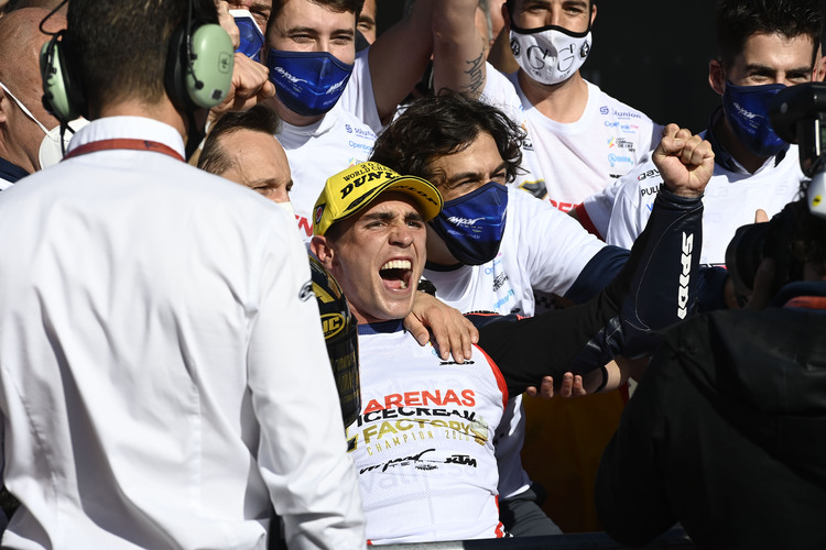 Albert Arenas jubelt über den Moto3-Titel