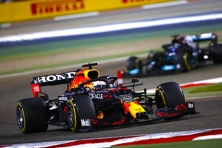 Max Verstappen vor Lewis Hamilton