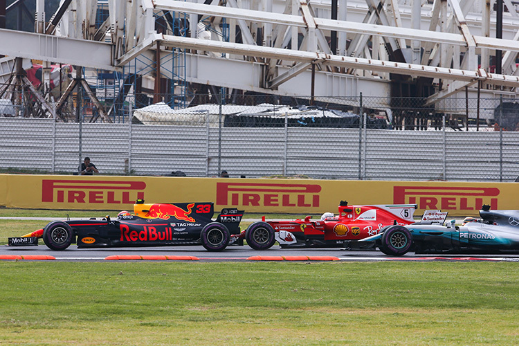 Mexiko 2017: Verstappen hat sich in Führung gequetscht, hinten kollidieren Vettel und Hamilton